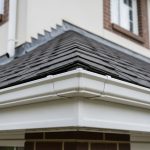 PVC stogo pakalimas montuojamas ant namo fasado, užtikrinantis sandarumą ir apsaugą nuo drėgmės.