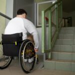 Keltuvas neįgaliesiems namų interjere, rodantis savarankiškumą ir judėjimo galimybes.